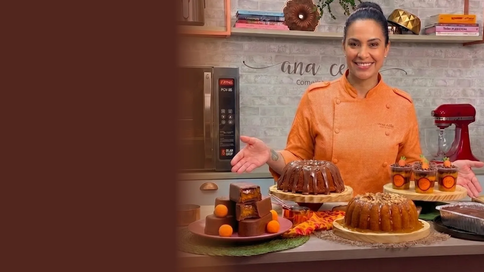 Ana Cellis, repostera profesional, presentando productos de repostería a base de zanahoria